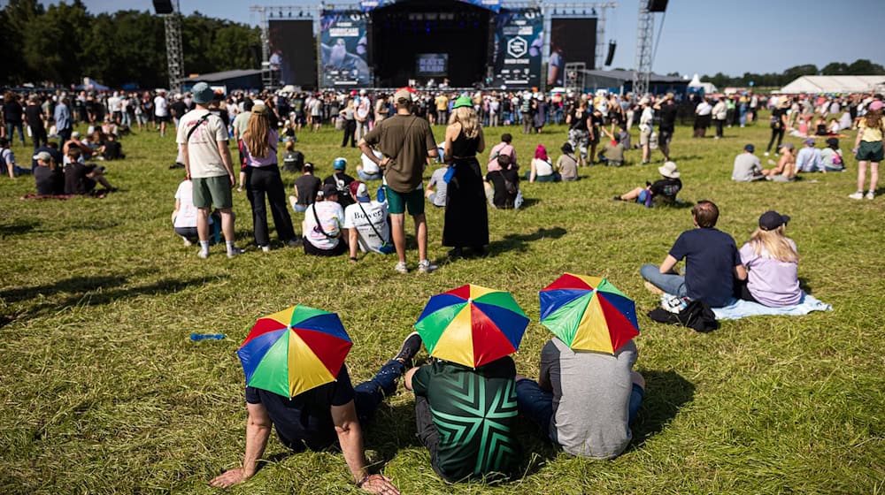 Sonnenschutz gefragt: Beim Hurricane-Festival steigen die Temperaturen auf über 30 Grad.  / Foto: Moritz Frankenberg/dpa