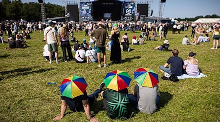 Sonnenschutz gefragt: Beim Hurricane-Festival steigen die Temperaturen auf über 30 Grad.  / Foto: Moritz Frankenberg/dpa