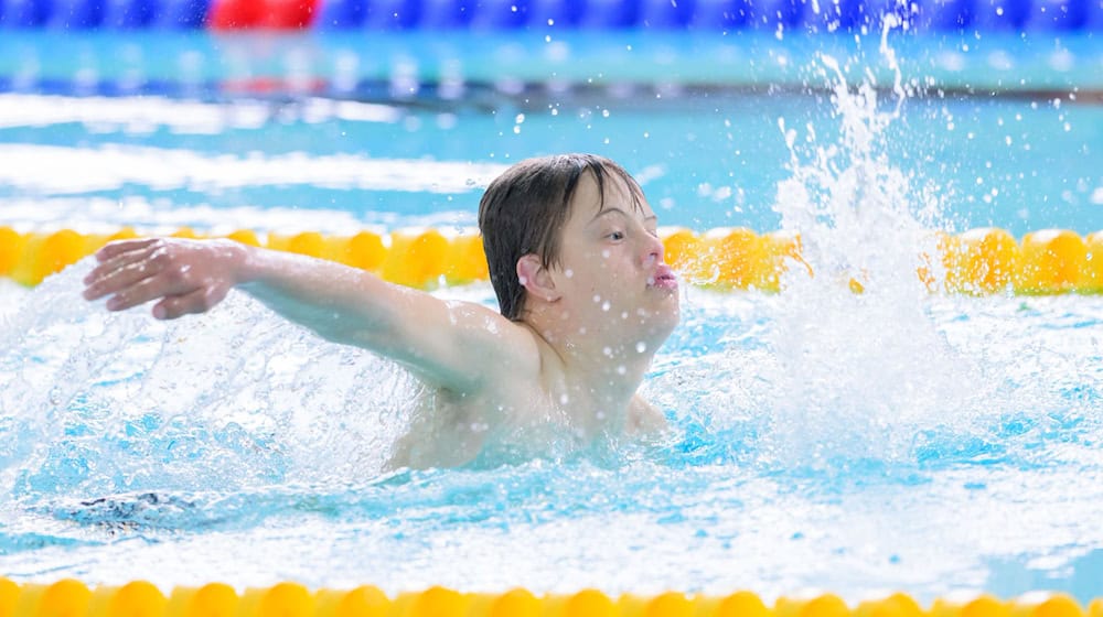 Johann aus Oldenburg gewinnt die Silbermedaille im Schwimmen bei den Special Olympics Landesspielen Niedersachsen. / Foto: Julian Stratenschulte/dpa