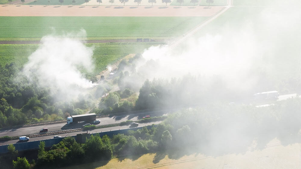 Die Rauchwolke reicht bis auf die Autobahn. / Foto: Julian Stratenschulte/dpa