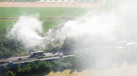 Die Rauchwolke reicht bis auf die Autobahn. / Foto: Julian Stratenschulte/dpa