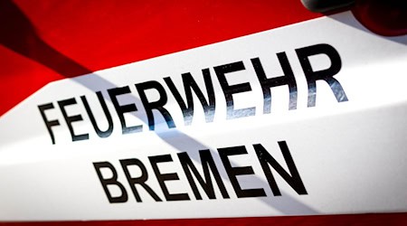 Die Feuerwehr in Bremen löscht ein in Brand geratenes Silo im Hafen. (Symbolbild) / Foto: Sina Schuldt/dpa