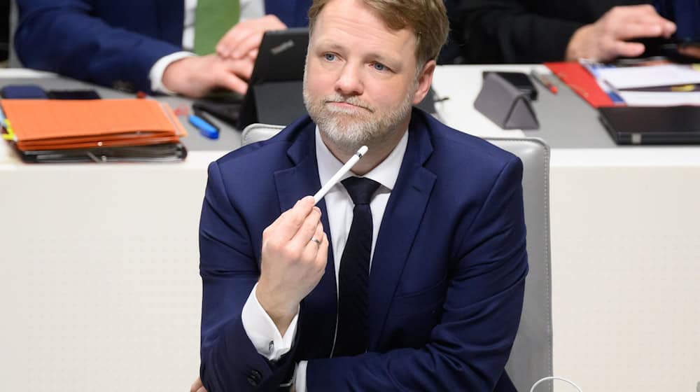 Seit gut zweieinhalb Jahren Finanzminister: Heere nannte Erfolge, aber auch Defizite im öffentlichen Dienst. (Archivbild) / Foto: Julian Stratenschulte/dpa
