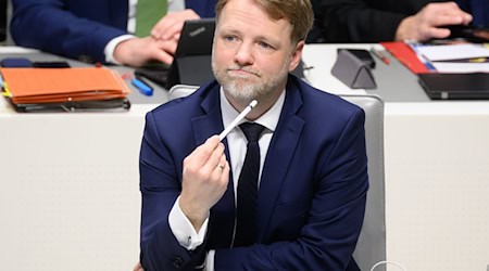 Seit gut zweieinhalb Jahren Finanzminister: Heere nannte Erfolge, aber auch Defizite im öffentlichen Dienst. (Archivbild) / Foto: Julian Stratenschulte/dpa