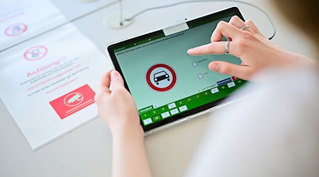 Die theoretische Prüfung ist eine Hürde auf dem Weg zum Führerschein. Eine Bande soll dabei in großem Umfang betrogen haben. (Symbolbild) / Foto: Sebastian Gollnow/dpa
