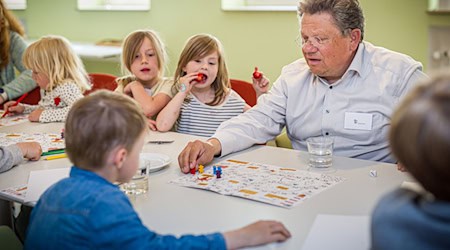 Kinderrechte als Würfelspiel: Eine bunte Unterwasserwelt soll Kindern helfen, ihre Rechte kennenzulernen. / Foto: Moritz Frankenberg/dpa
