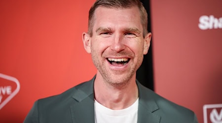 Mertesacker läuft im Testspiel seiner beiden Ex-Clubs auf. / Foto: Christian Charisius/dpa