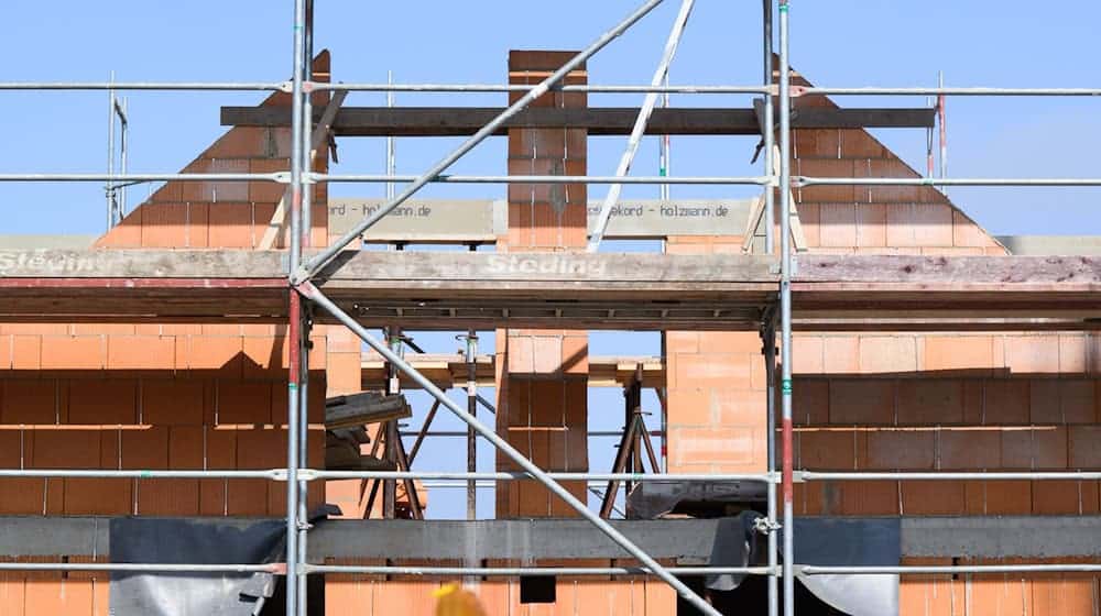 Für Neubauten soll mehr Grundsteuer anfallen als für alte Häuser, fordert Haus und Grund. (Archivbild) / Foto: Julian Stratenschulte/dpa