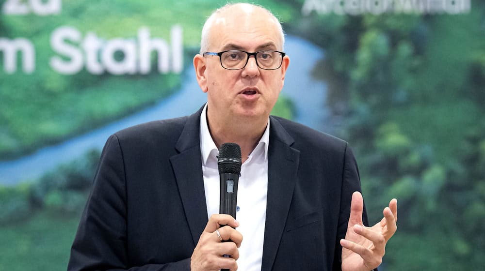 Nach der Kursänderung des Stahlkonzerns ArcelorMittal fordert Bremens Bürgermeister Andreas Bovenschulte (SPD) schnell Gespräche zwischen Unternehmen, Gewerkschaften und Politik. (Archivbild) / Foto: Sina Schuldt/dpa