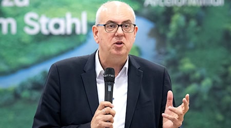 Nach der Kursänderung des Stahlkonzerns ArcelorMittal fordert Bremens Bürgermeister Andreas Bovenschulte (SPD) schnell Gespräche zwischen Unternehmen, Gewerkschaften und Politik. (Archivbild) / Foto: Sina Schuldt/dpa
