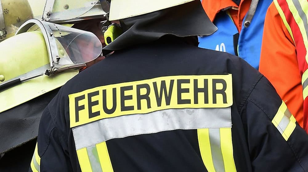 Feuerwehrleute versuchen den Brand einer Halle in Lingen zu löschen. (Symbolbild) / Foto: Holger Hollemann/dpa