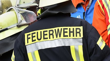 Feuerwehrleute versuchen den Brand einer Halle in Lingen zu löschen. (Symbolbild) / Foto: Holger Hollemann/dpa