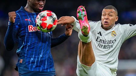 Hier noch gegen Real Madrid und Kylian Mbappe, bald bei Hannover 96: Abwehrspieler Hendry Blank (l).  / Foto: Manu Fernandez/AP/dpa