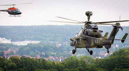 In Bückeburg werden beim «Tag der Bundeswehr» unter anderem Hubschrauber präsentiert. (Archivbild) / Foto: Moritz Frankenberg/dpa