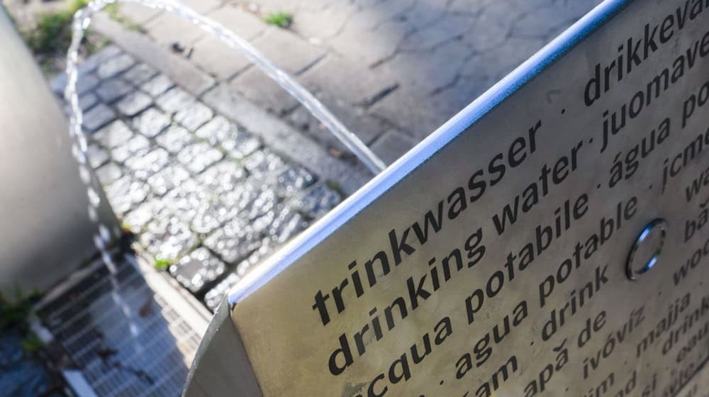 In Hannover stehen Trinkwasserspender. Die niedersächsische Landeshauptstadt schnitt im Hitze-Check der Deutschen Umwelthilfe im Mittelfeld ab. (Archivbild) / Foto: Julian Stratenschulte/dpa