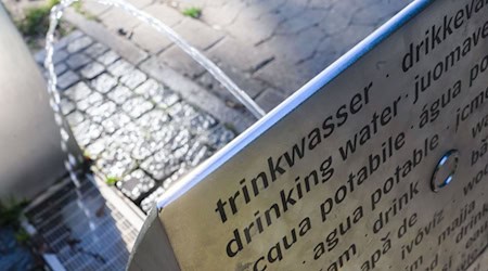 In Hannover stehen Trinkwasserspender. Die niedersächsische Landeshauptstadt schnitt im Hitze-Check der Deutschen Umwelthilfe im Mittelfeld ab. (Archivbild) / Foto: Julian Stratenschulte/dpa
