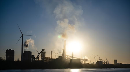 So schnell wie erhofft wird deutscher Stahl nicht grün, das heißt ohne CO2-Ausstoß, hergestellt. (Symbolbild) / Foto: Sina Schuldt/dpa