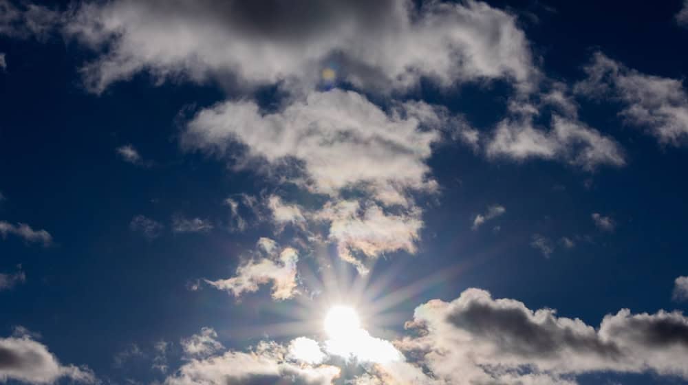In Niedersachsen wird ein Wechsel aus Sonne und Wolken erwartet, meist soll es trocken bleiben. (Symbolbild) / Foto: Rolf Vennenbernd/dpa
