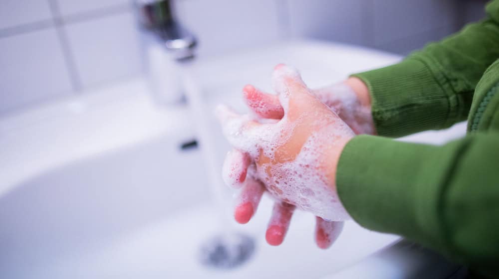 Regelmäßiges und gründliches Händewaschen hilft, die Bleikonzentration im Blut zu verringern. (Symbolbild) / Foto: Rolf Vennenbernd/dpa