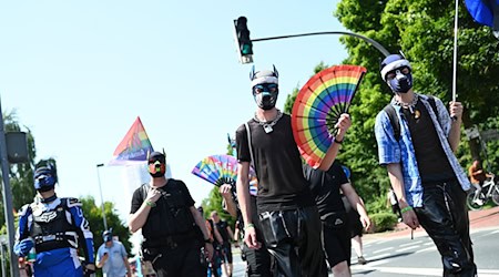 Nach dem Christopher Street Day (CSD) in Emden wurde ein Demo-Teilnehmer angegriffen. Die Polizei ermittelt gegen drei Minderjährige. (Archivbild) / Foto: Lars Penning/dpa