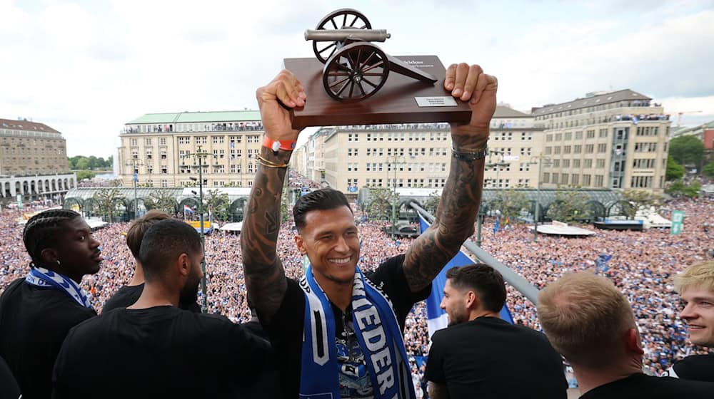 Noch im Mai als HSV-Aufstiegsheld gefeiert, jetzt fehlt er: Torjäger Davie Selke / Foto: Christian Charisius/dpa
