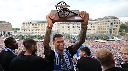 Noch im Mai als HSV-Aufstiegsheld gefeiert, jetzt fehlt er: Torjäger Davie Selke / Foto: Christian Charisius/dpa