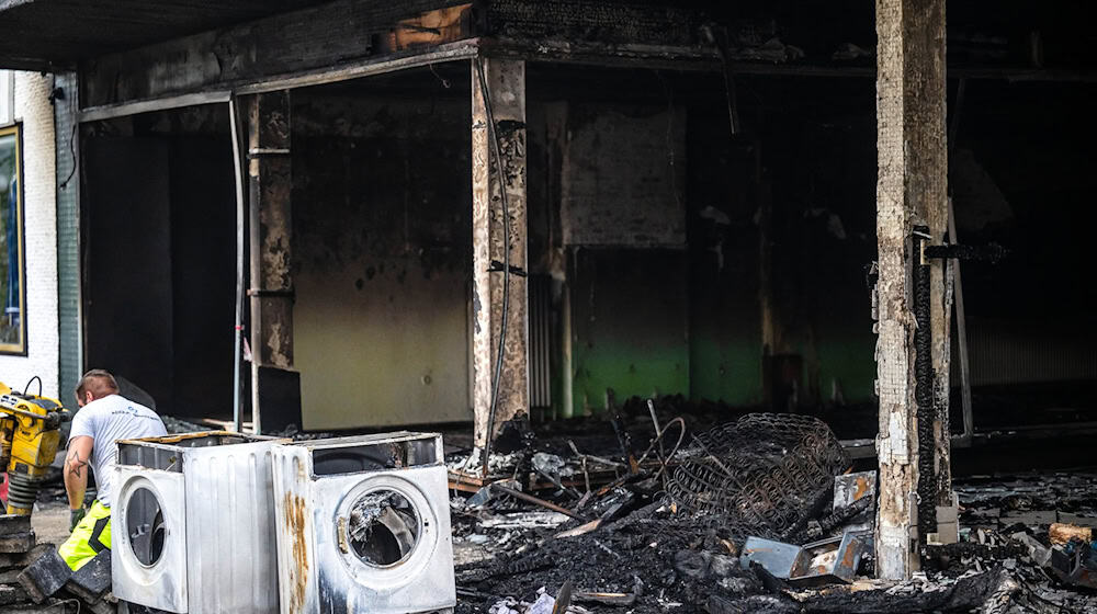 Nach dem tödlichen Brand geht die Polizei von einer vorsätzlichen Brandlegung aus und sucht Zeugen.  / Foto: Sina Schuldt/dpa