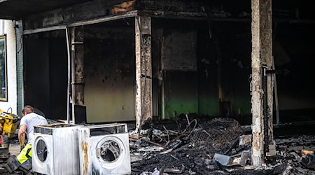 Nach dem tödlichen Brand geht die Polizei von einer vorsätzlichen Brandlegung aus und sucht Zeugen.  / Foto: Sina Schuldt/dpa