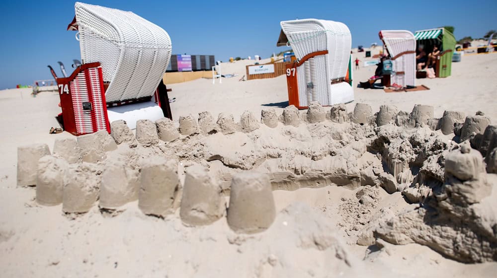 Zwei Kinder haben gefährlich tiefe Löcher am Strand auf der Insel Borkum gebuddelt. (Symbolbild) / Foto: Hauke-Christian Dittrich/dpa
