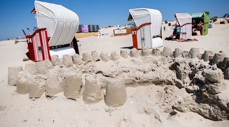 Zwei Kinder haben gefährlich tiefe Löcher am Strand auf der Insel Borkum gebuddelt. (Symbolbild) / Foto: Hauke-Christian Dittrich/dpa