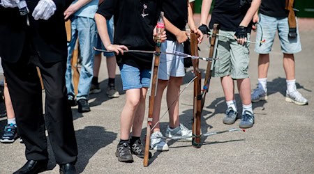 Auch in diesem Jahr durften nur Jungen beim Kinderschützenfest in Wildeshausen mit der Armbrust auf den Papagoy schießen.  / Foto: Hauke-Christian Dittrich/dpa