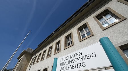 Am Flughafen in Braunschweig wurde eine Maschine von einer Windböe erfasst und kam neben der Landebahn zum Stehen. (Archivbild)  / Foto: Holger Hollemann/dpa