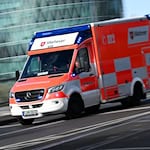 Rettungskräfte bringen das schwer verletzte Kind in eine Klinik. (Symbolbild) / Foto: Arne Dedert/dpa