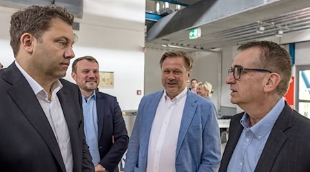 SPD-Chef Lars Klingbeil will sich für Industriearbeitsplätze in Stahlwerken einsetzen.  / Foto: Frank Hammerschmidt/dpa