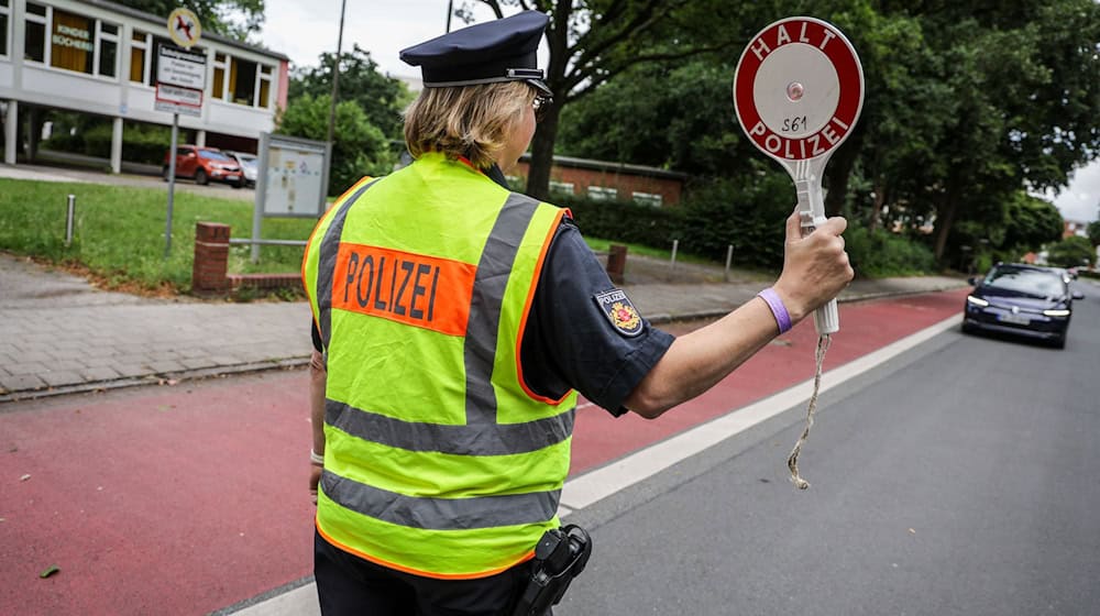In der Nähe von Schulen sollten Autofahrer und -fahrerinnen besonders vorsichtig fahren - doch nicht alle tun das. (Archivbild) / Foto: Focke Strangmann/dpa