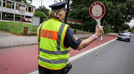 In der Nähe von Schulen sollten Autofahrer und -fahrerinnen besonders vorsichtig fahren - doch nicht alle tun das. (Archivbild) / Foto: Focke Strangmann/dpa