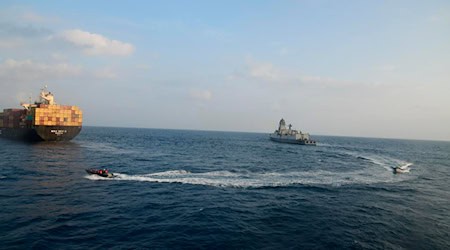 Ein Containerschiff ist im März 2024 im Golf von Aden, südöstlich der jemenitischen Stadt Aden, beschossen worden. (Archivbild)  / Foto: Uncredited/Indian Navy on X/AP/dpa