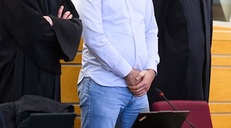 Der in Untersuchungshaft sitzende Staatsanwalt bestreitet, Behörden-Interna gegen Geld an eine Bande von Kokainhändlern weitergegeben zu haben. (Archivbild) / Foto: Julian Stratenschulte/dpa