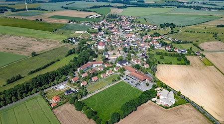 Auch auf dem Land versuchen viele Initiativen, kulturelle Angebote zu organisieren und den Zusammenhalt zu stärken. (Archivbild) / Foto: Robert Michael/dpa