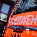 Mehrere Feuerwehren rücken in der Nacht zu einem Brand in einer Lagerhalle in Georgsmarienhütte aus. (Symbolbild) / Foto: Marijan Murat/dpa
