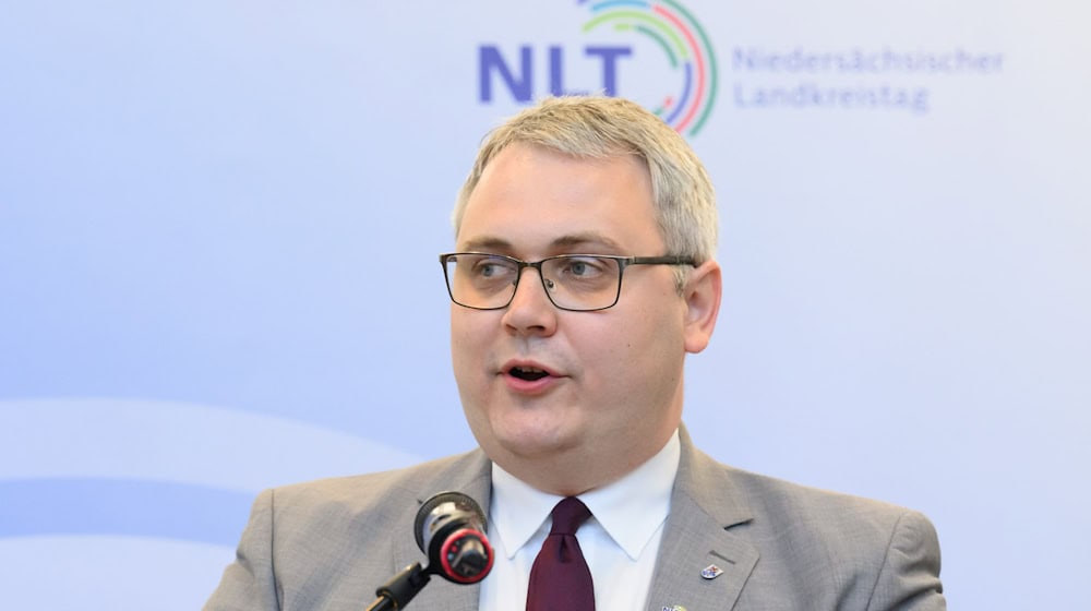 NLT-Präsident Marco Prietz regt an, dass das Land neue Schulden für die Kommunen nutzt. / Foto: Julian Stratenschulte/dpa