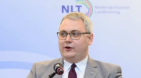 NLT-Präsident Marco Prietz regt an, dass das Land neue Schulden für die Kommunen nutzt. / Foto: Julian Stratenschulte/dpa