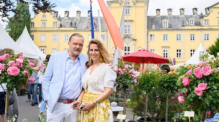 Alexander Fürst zu Schaumburg-Lippe und Mahkameh Fürstin zu Schaumburg-Lippe stehen bei der Landpartie am Schloss Bückeburg.  / Foto: Julian Stratenschulte/dpa