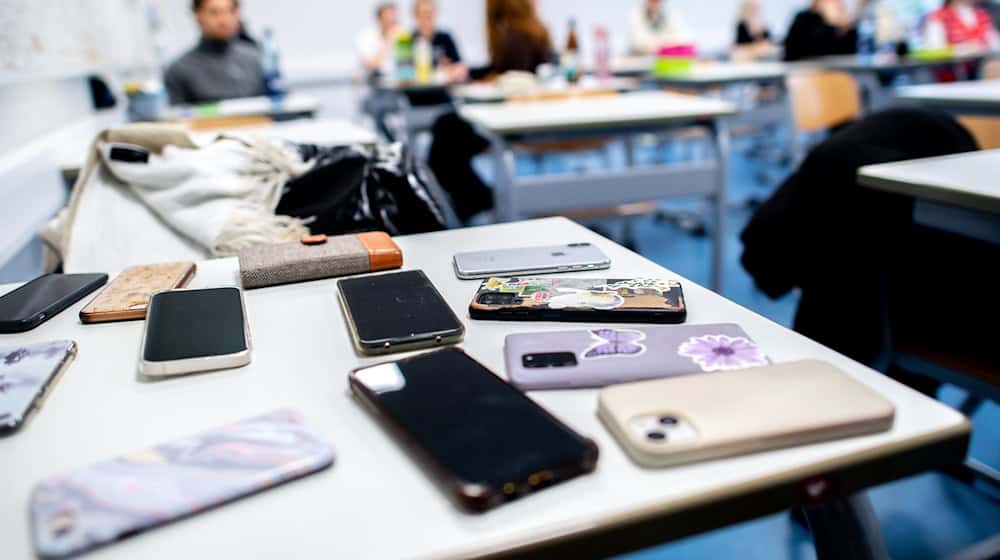 Handys sollen laut CDU-Vorschlag im Schulalltag nur noch in Ausnahmen erlaubt sein. (Archivbild) / Foto: Hauke-Christian Dittrich/dpa