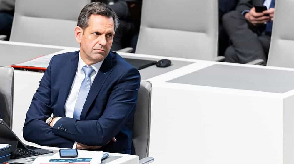Olaf Lies sieht die Politik in der Verantwortung, die freiheitliche Demokratie zu schützen. (Archivbild) / Foto: Michael Matthey/dpa