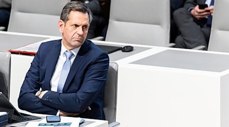 Olaf Lies sieht die Politik in der Verantwortung, die freiheitliche Demokratie zu schützen. (Archivbild) / Foto: Michael Matthey/dpa