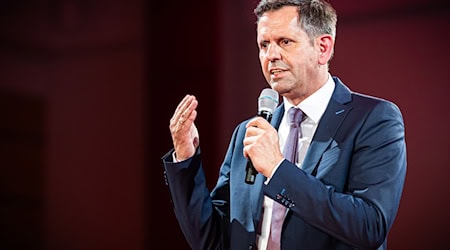 Ministerpräsident Lies sieht in der Transformation von Wirtschaft und Gesellschaft eine Chance. (Archivbild) / Foto: Moritz Frankenberg/dpa
