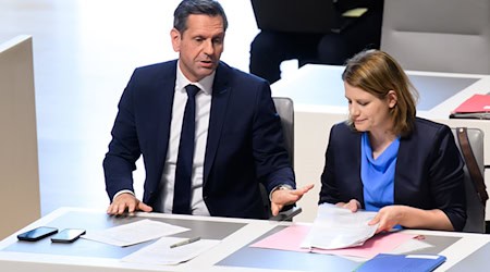 Olaf Lies und Julia Willie Hamburg beraten über den Einsatz von Milliarden aus Bundesmitteln. (Archivbild) / Foto: Julian Stratenschulte/dpa