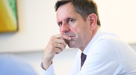 Der SPD-Politiker Lies sieht in der Rüstungsindustrie einen Wachstumstreiber. (Archivbild) / Foto: Julian Stratenschulte/dpa