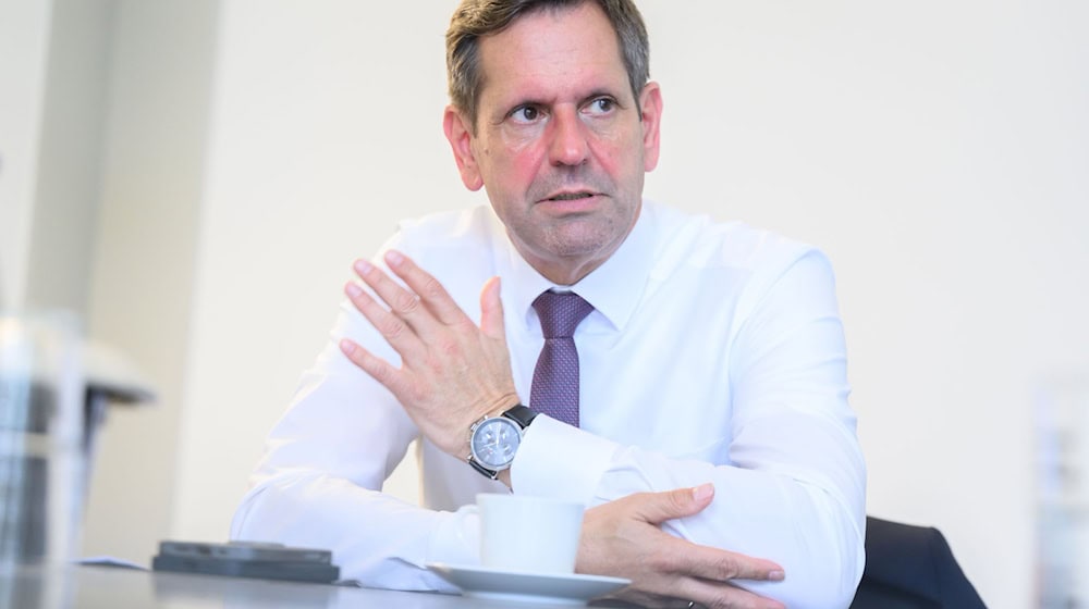 Olaf Lies: «Das Letzte, was dieses Land jetzt gebrauchen kann, ist ein langfristiger Disput, der zwischen den Ländern und dem Bund stattfindet.» / Foto: Julian Stratenschulte/dpa